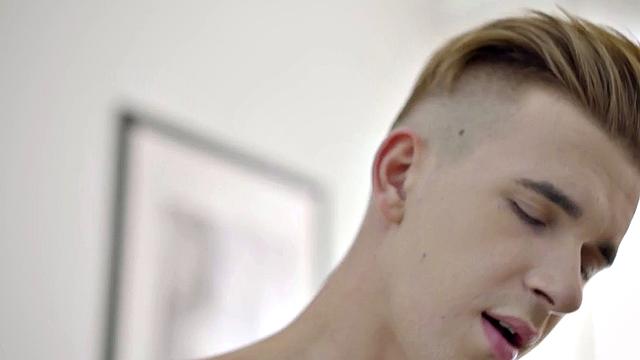 Худой твинг дрочит без остановки и устраивает мощный конч