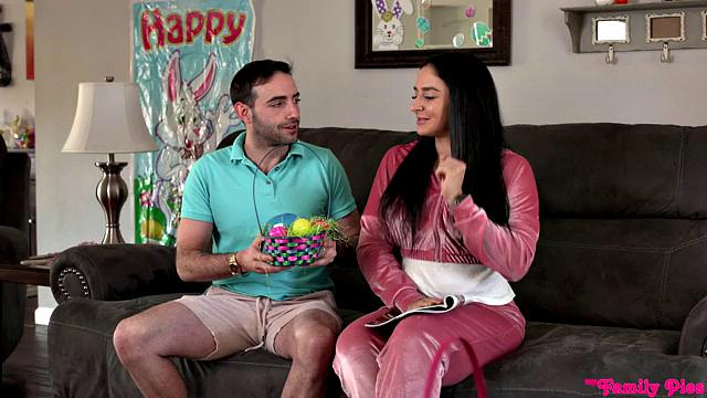 Can I Find All My Step Sisters Eggs - S18:E3