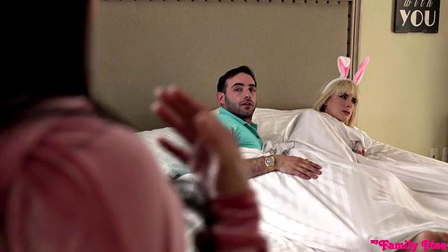 отыщи игрушку у сводной сестры и трахни её по-настоящему