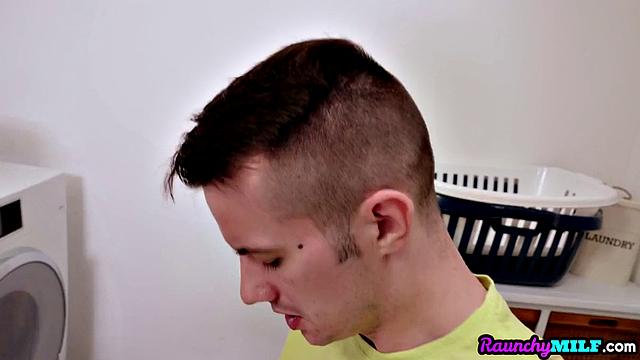 MILF cleaning cock with her moist cunt