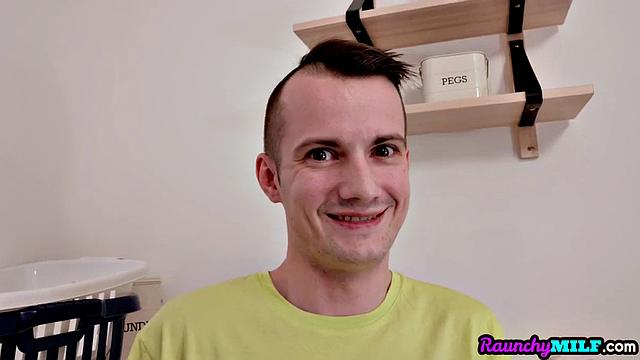 чистюля-милфа моет член своей мокрой киской - вот это уборка