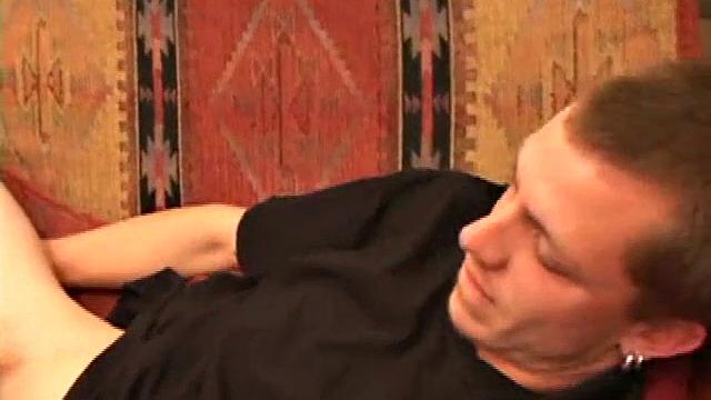 шейн дрочит и кончает первым