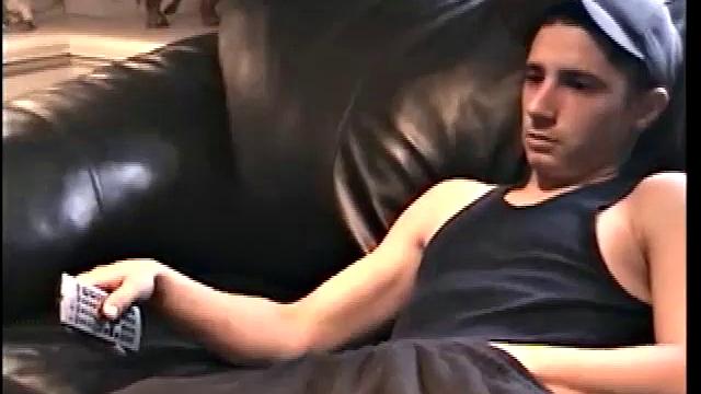 Смотри, как Корри глубоко отсасывает член и ловит сперму на лицо