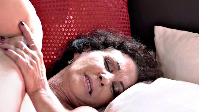 Lesbian gilf rimmed and pussylicked in couple