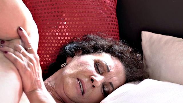 Lesbian gilf rimmed and pussylicked in couple