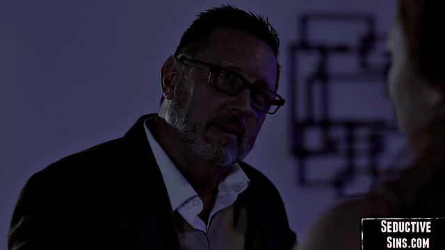 Смотри, как зрелый парень жарит блондинку в страстном сексе с изменой.