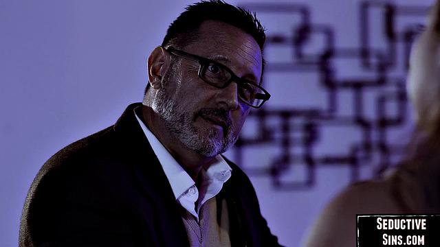 Смотри, как зрелый парень жарит блондинку в страстном сексе с изменой.