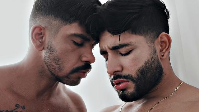 латино качок принимает bbc в жёстком тройничке