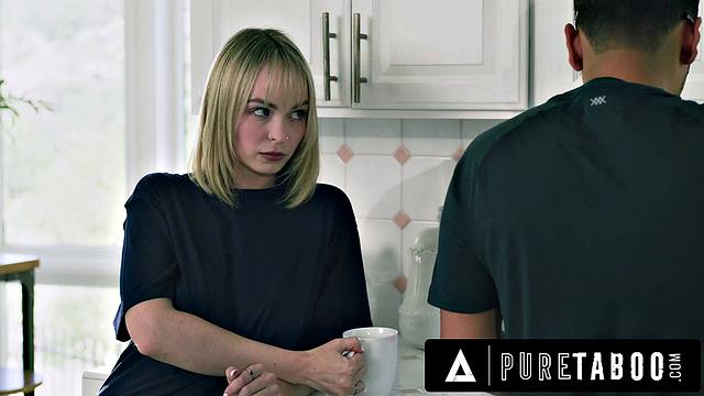 Пенни Барбер заставляет пасынка подчиняться её правилам, Лилли Белл наблюдает за жёсткой доминацией между взрослой мачехой и взрослым пасынком, всё по-настоящему, без запретов.