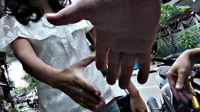 тайка Mai2 трахается с новым парнем в тук-туке