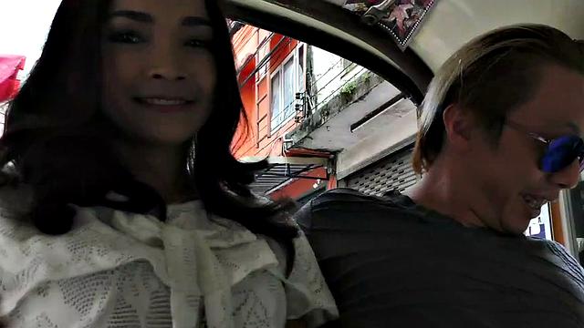 тайка Mai2 трахается с новым парнем в тук-туке