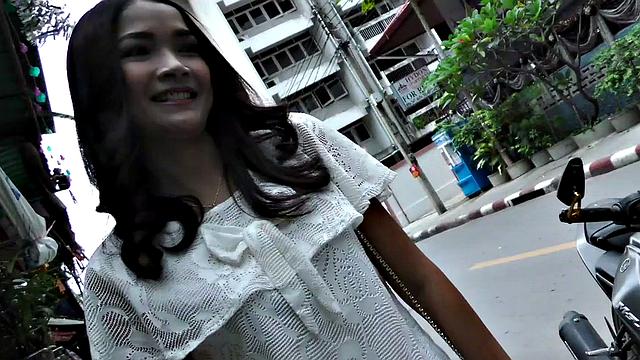 тайка Mai2 трахается с новым парнем в тук-туке