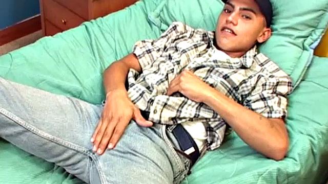 латинский твинг дрочит и кончает один