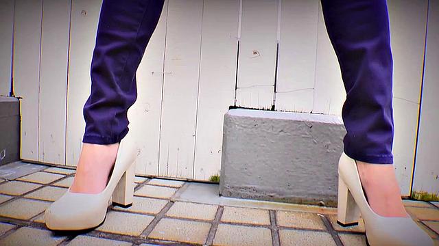 chitose hara ласкает себя ногами и пальцами