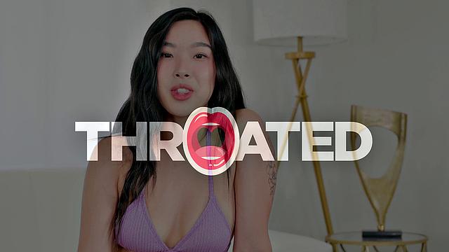 азиатка шутит, но рот не резиновый для такого члена