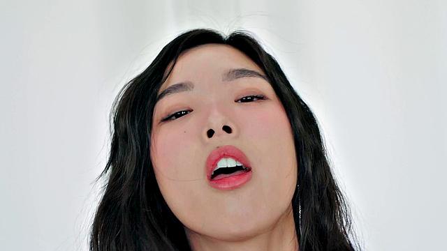 азиатка шутит, но рот не резиновый для такого члена