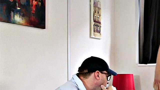 британский покорный с микрохуем ржет, пока госпожа стебется