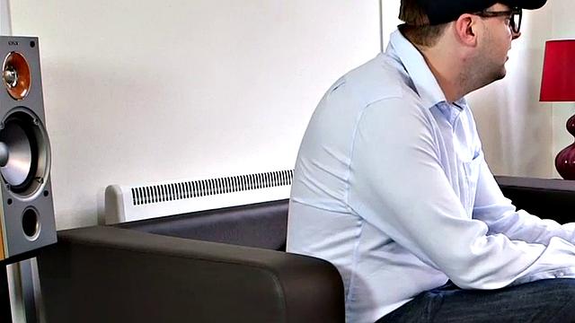 британский покорный с микрохуем ржет, пока госпожа стебется