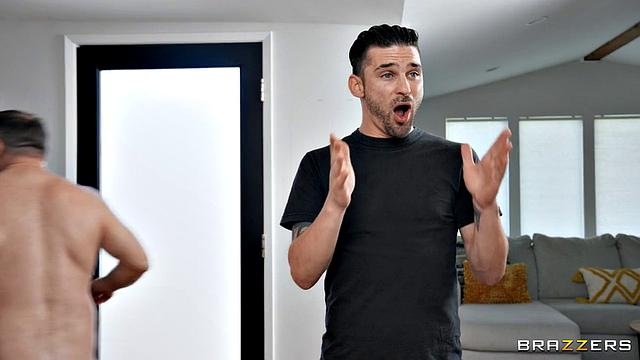 Пэйдж Оуэнс соблазняет женатого Мика Блу и устраивает горячий анал-тройничок с другом мужа в спальне на вечеринке, где скучно с парнем.