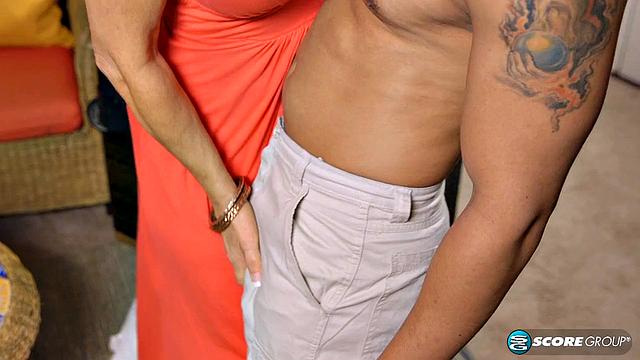 зрелая брюнетка подкалывает и дает по жопе