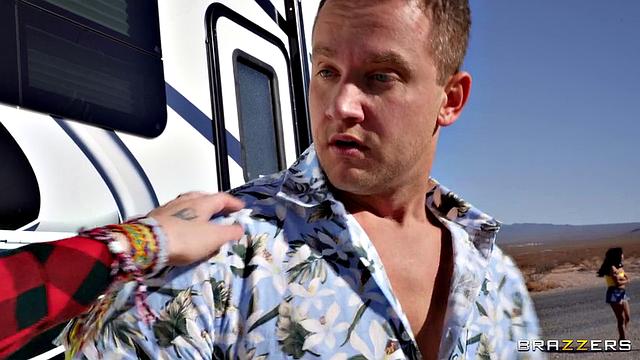 Взрослая автостопщица Ария Кай соблазняет парня прямо в доме на колесах, пока его девушка спит рядом.