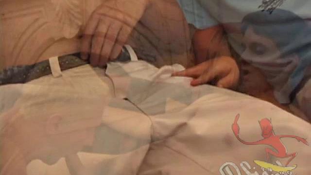 Два взрослых парня спорят, кто круче сосёт - победителя ждёт бонус от игрушки