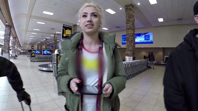 две блондинки: секс в тачке и душ, которому не позавидуешь