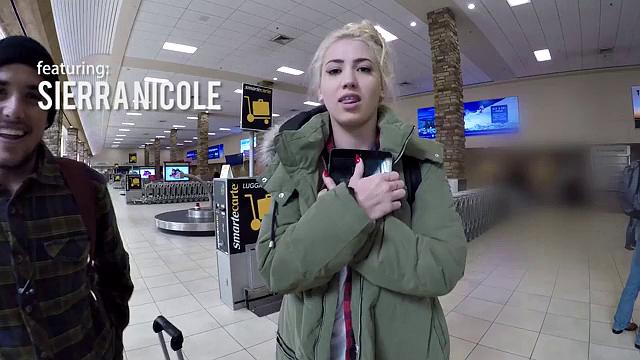 две блондинки: секс в тачке и душ, которому не позавидуешь