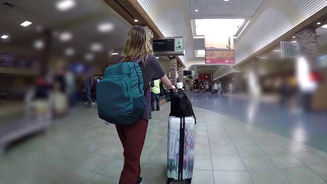 две блондинки: секс в тачке и душ, которому не позавидуешь