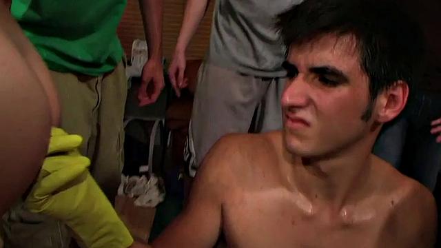 накачанный натурал из общаги терпит жесткий анал ради дикой братвы