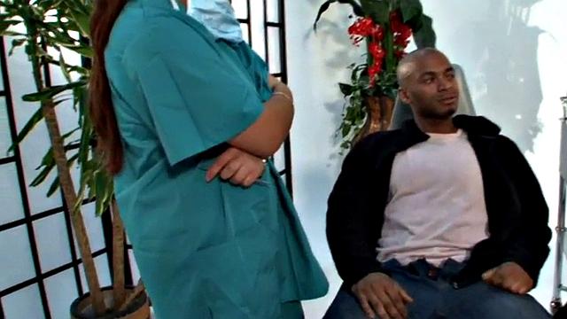 медсестры в форме дрочат маленький черный член и смеются