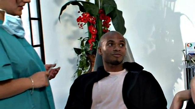 медсестры в форме дрочат маленький черный член и смеются