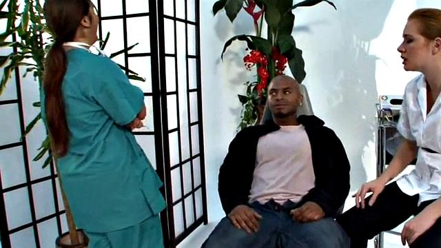 медсестры в форме дрочат маленький черный член и смеются