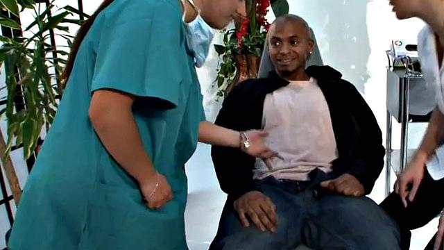 медсестры в форме дрочат маленький черный член и смеются