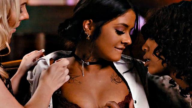 Blonde mature pussylicked in 3some