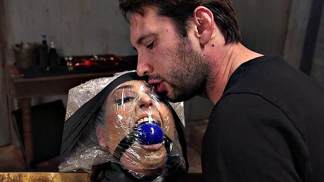 мастер не выбирает: сначала по пяткам, потом по попе