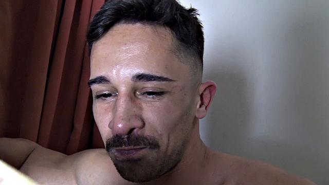 Милый латинский мальчик соблазняет Кевшо1 на съемке - прямой качок раздевается и мощно кончает