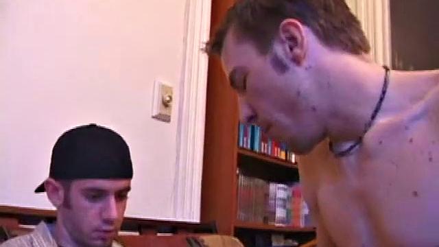 Тэг и Кент по очереди сосут член