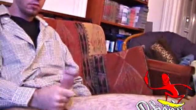 Тэг и Кент по очереди сосут член