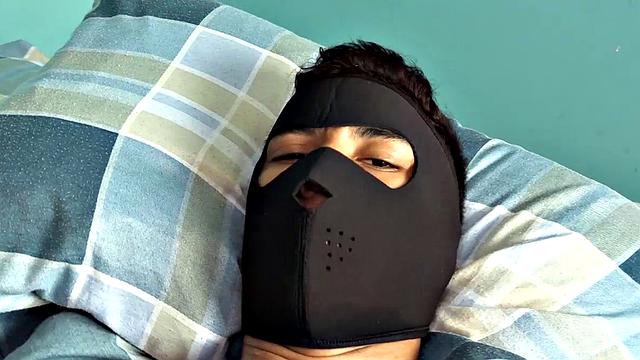 загадочный латинец в маске долбит себя огромным дилдо и кончает на щеку