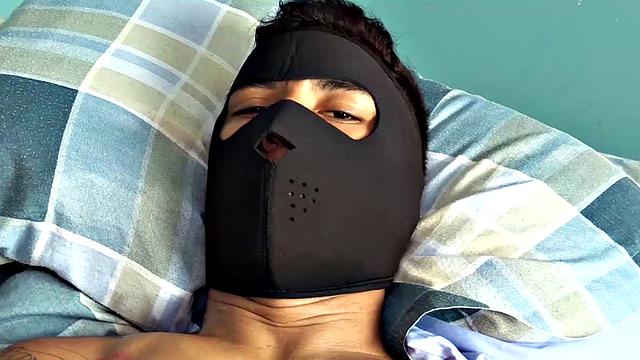 загадочный латинец в маске долбит себя огромным дилдо и кончает на щеку