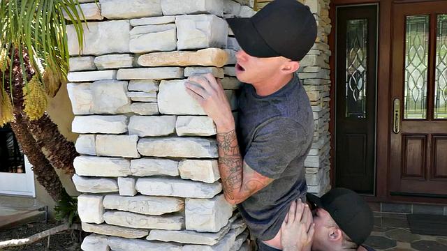 Парень лижет попу на свежем воздухе, потом сам насаживает без резинки - поход с сюрпризом