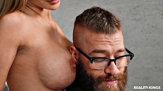 Азул Эрмоса устраивает скандал на фотосессии и трахается с фотографом за хорошие кадры.