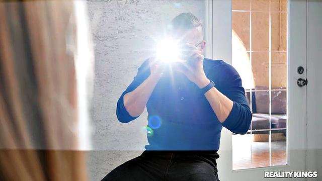 Азул Эрмоса устраивает скандал на фотосессии и трахается с фотографом за хорошие кадры.