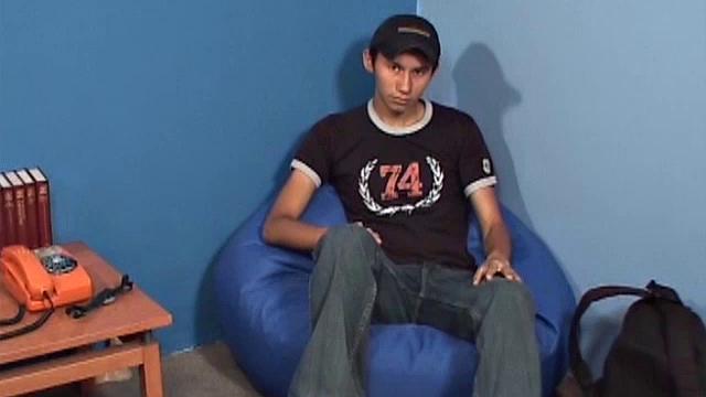 Эдуардо дрочит с игрушками и мощно кончает