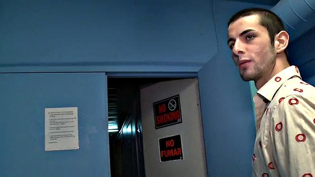растерянный парень не сдержался у дырки и получил мощный минет
