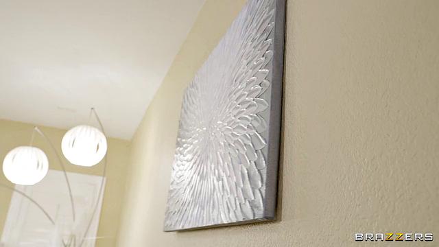 Смотри, как Дженна Старр дрочит и зовет соседку на жесткий секс с Ван Вайлдом и Джули Кэш, тройничок на всю ночь!