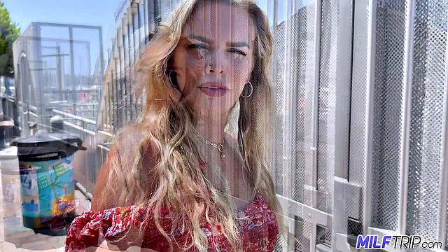 Блондинистая milf сосёт и получает сперму в пизду на глазах у камеры POV.