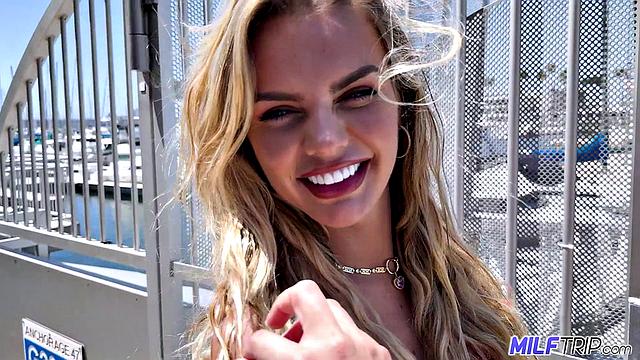 Блондинистая milf сосёт и получает сперму в пизду на глазах у камеры POV.