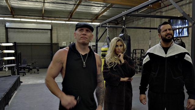 Бриджетт Би доводит Карла до предела страсти